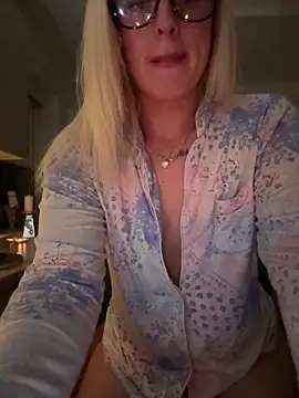 Snapshot of Barbie_26 chatting on 03-16-25, 10:09 Barbie 26 online show from 03-16-25, 10:09