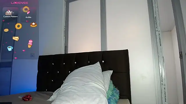 Snapshot of Sweet_hot_mia chatting on 03-12-26, 03:29 Sweet hot mia online show from 03-12-26, 03:29