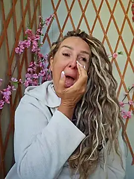 Snapshot of MariaRichi_ chatting on 10-06-25, 06:44 MariaRichi  online show from 10-06-25, 06:44