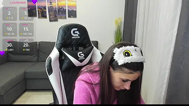 Kimi Ivy online show from 10-31-25, 04:24