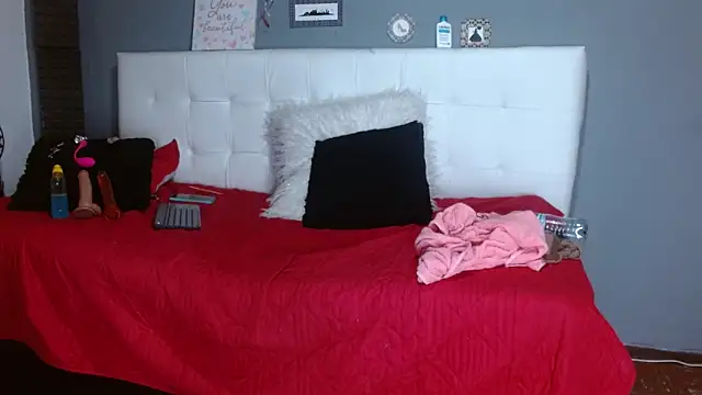 Snapshot of AnnieScott_ chatting on 02-18-25, 01:21 AnnieScott online show from 02-18-25, 01:21