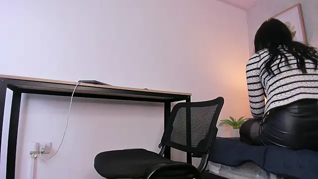 Caroline dh online show from 06-13-26, 11:41