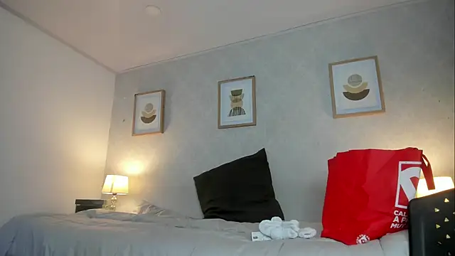 Snapshot of Caroline_dh chatting on 07-24-26, 11:30 Caroline dh online show from 07-24-26, 11:30