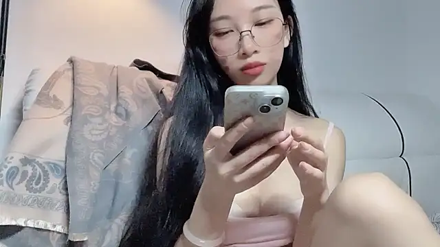 Snapshot of Lili-2 chatting on 05-11-26, 04:04 Lili-2 online show from 05-11-26, 04:04