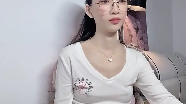 Snapshot of Lili-2 chatting on 05-23-26, 04:33 Lili-2 online show from 05-23-26, 04:33