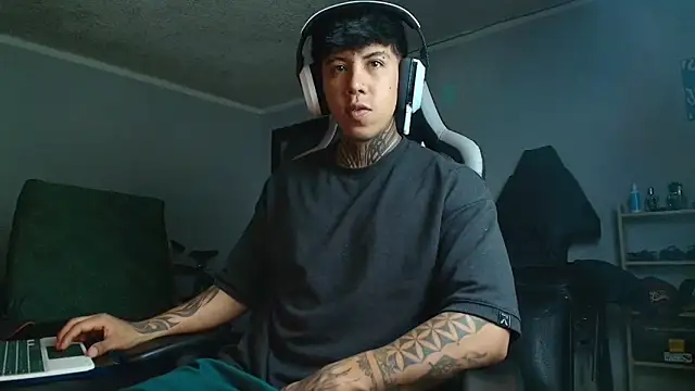 Snapshot of Nickhot0609 chatting on 09-19-25, 12:23 Nickhot0609 online show from 09-19-25, 12:23