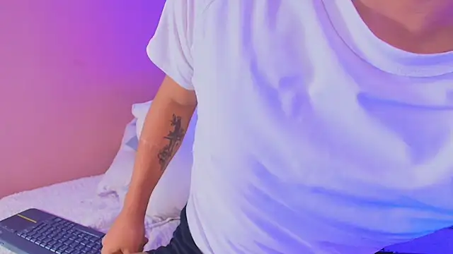 Snapshot of kiing_azahell chatting on 09-20-25, 02:45 kiing azahell online show from 09-20-25, 02:45