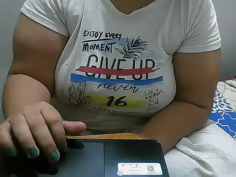 Snapshot of Queen_of_boobs01 chatting on 01-15-25, 04:54 Queen of boobs01 online show from 01-15-25, 04:54