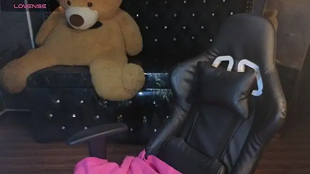 Snapshot of Kitty_fox_b chatting on 10-29-25, 12:51 Kitty fox b online show from 10-29-25, 12:51