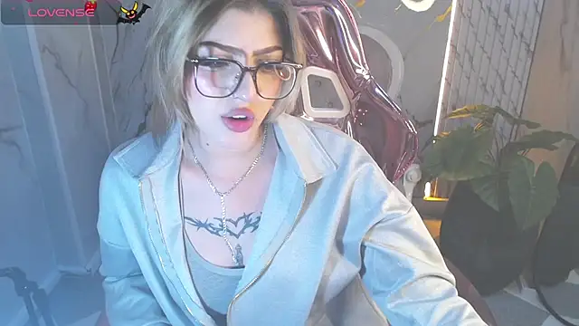 Snapshot of Kitty_fox_b chatting on 10-31-25, 01:06 Kitty fox b online show from 10-31-25, 01:06