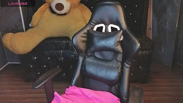 Snapshot of Kitty_fox_b chatting on 11-29-25, 01:03 Kitty fox b online show from 11-29-25, 01:03