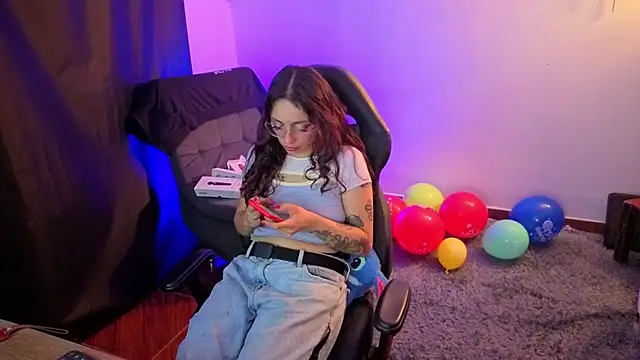 Snapshot of katianzayn chatting on 09-18-25, 05:20 katianzayn online show from 09-18-25, 05:20