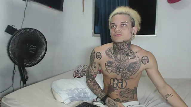 Snapshot of karitto_ chatting on 12-04-24, 04:43 karitto  online show from 12-04-24, 04:43