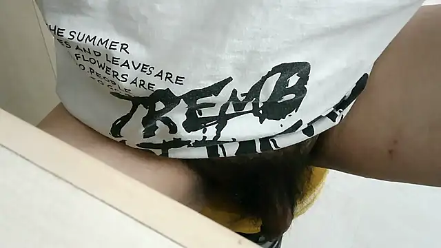 Snapshot of XiaoGuoGuo284512 chatting on 10-31-25, 10:11 XiaoGuoGuo284512 online show from 10-31-25, 10:11