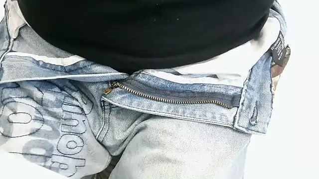 Snapshot of XiaoGuoGuo284512 chatting on 11-28-25, 04:37 XiaoGuoGuo284512 online show from 11-28-25, 04:37