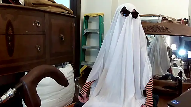 MaxJr8008 online show from 10-30-25, 06:59