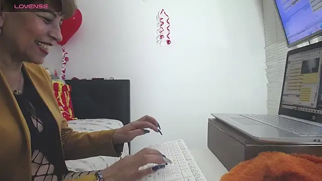 Snapshot of Angelina_Stone_65 chatting on 02-14-25, 12:19 Angelina Stone 65 online show from 02-14-25, 12:19