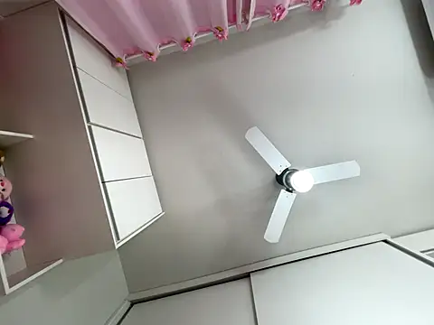 lariic online show from 09-30-25, 01:43