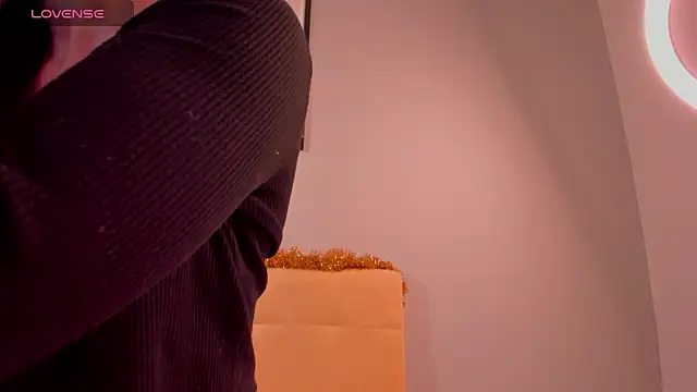 Snapshot of Sophiaa_sensual chatting on 12-15-25, 01:43 Sophiaa sensual online show from 12-15-25, 01:43