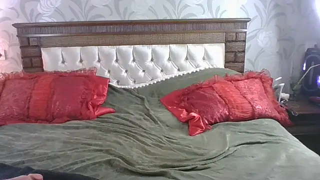 Snapshot of Izabella_gold chatting on 10-08-25, 03:20 Izabella gold online show from 10-08-25, 03:20