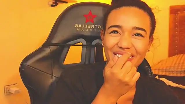 evafoxs online show from 11-22-25, 02:43