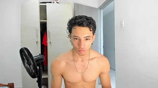 Snapshot of enzo_sloran chatting on 05-26-26, 03:19 enzo sloran online show from 05-26-26, 03:19