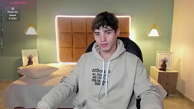 AlejooTwink online show from 11-17-25, 02:17