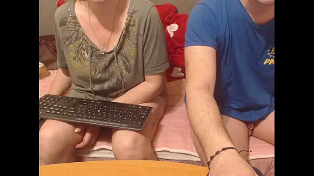Snapshot of sweetcouplesweets chatting on 03-19-25, 03:52 sweetcouplesweets online show from 03-19-25, 03:52
