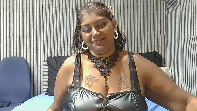 Snapshot of indiansuga chatting on 12-17-25, 05:19 indiansuga online show from 12-17-25, 05:19