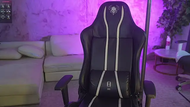 Magnetic Mia  online show from 12-18-25, 01:33