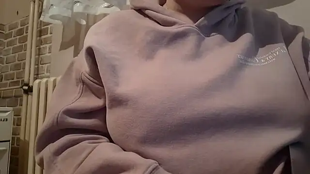 Snapshot of AalinnaK chatting on 02-14-25, 03:15 AalinnaK online show from 02-14-25, 03:15