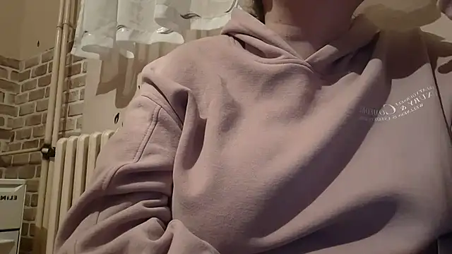 Snapshot of AalinnaK chatting on 02-19-25, 04:44 AalinnaK online show from 02-19-25, 04:44