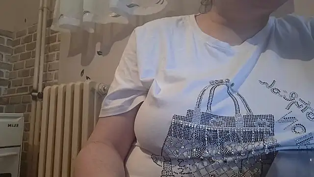 Snapshot of AalinnaK chatting on 02-22-25, 01:35 AalinnaK online show from 02-22-25, 01:35