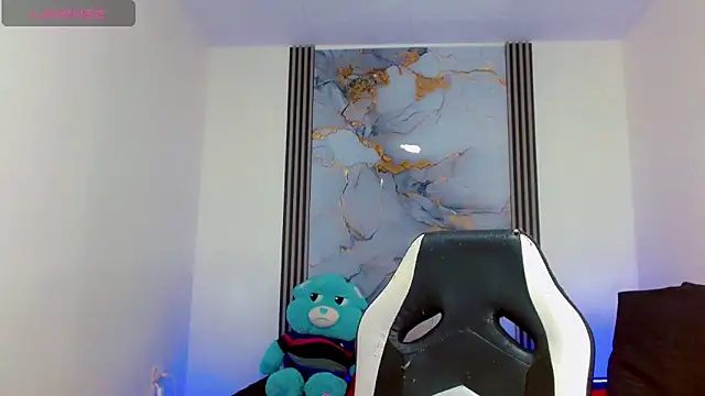 Snapshot of Hellen_moons__ chatting on 03-18-25, 01:10 Hellen moons online show from 03-18-25, 01:10