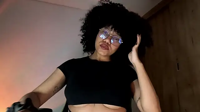 Snapshot of Ale_xandra chatting on 06-27-26, 01:21 Ale xandra online show from 06-27-26, 01:21