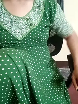 Snapshot of yourtamilcouple chatting on 02-05-25, 06:04 yourtamilcouple online show from 02-05-25, 06:04