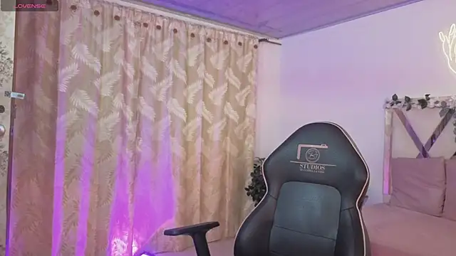 hina tay online show from 04-21-26, 03:24