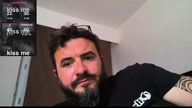 Snapshot of CaroAndMarc chatting on 10-23-25, 02:27 CaroAndMarc online show from 10-23-25, 02:27