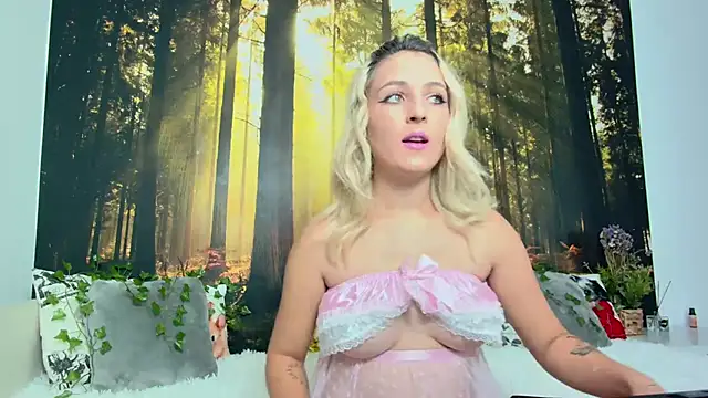 Snapshot of LittleAngelXO chatting on 10-07-25, 07:22 LittleAngelXO online show from 10-07-25, 07:22