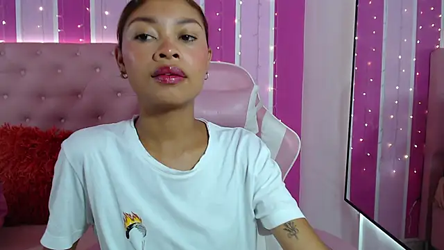 Snapshot of Perla_prg chatting on 03-15-25, 01:40 Perla prg online show from 03-15-25, 01:40