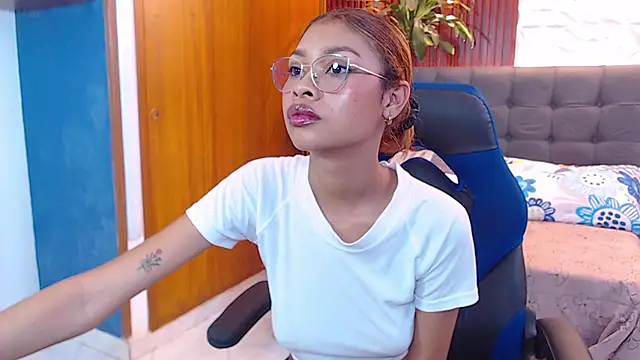 Snapshot of Perla_prg chatting on 03-20-25, 04:31 Perla prg online show from 03-20-25, 04:31