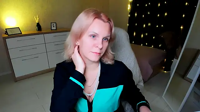 Louisa Bay online show from 12-06-24, 03:00