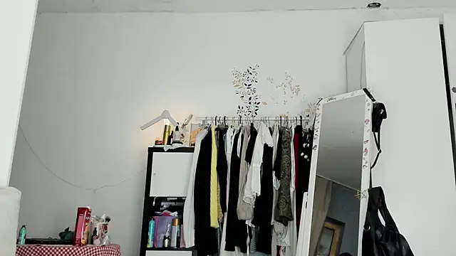 Snapshot of LisaIcon chatting on 12-17-25, 08:04 LisaIcon online show from 12-17-25, 08:04