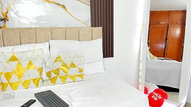 cristalwalker   online show from 03-06-26, 10:45