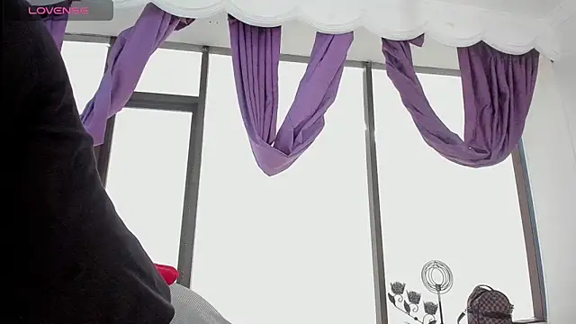 Coral Gibson online show from 04-25-26, 12:52