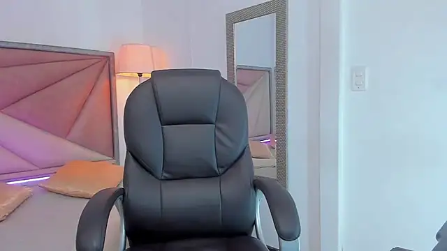 Snapshot of GiaFu chatting on 02-15-25, 12:01 GiaFu online show from 02-15-25, 12:01