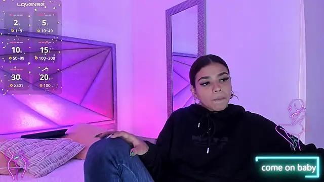 Snapshot of GiaFu chatting on 10-17-25, 07:05 GiaFu online show from 10-17-25, 07:05