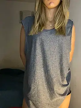 Snapshot of Carolinen chatting on 01-15-26, 05:27 Carolinen online show from 01-15-26, 05:27