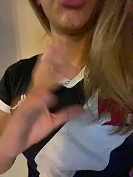 Snapshot of Carolinen chatting on 03-25-26, 06:36 Carolinen online show from 03-25-26, 06:36