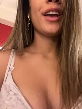 Snapshot of Alisha-Bond chatting on 03-08-25, 03:06 Alisha-Bond online show from 03-08-25, 03:06